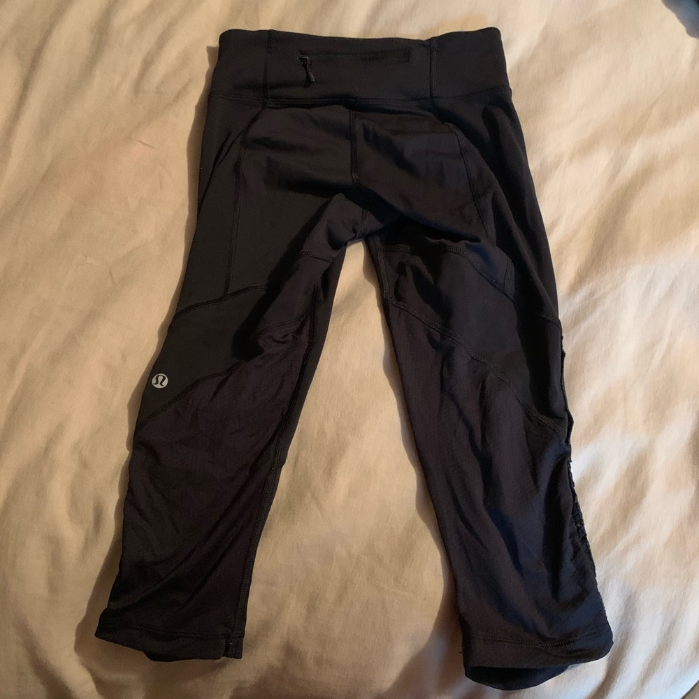Lululemon black cropped workout leggings